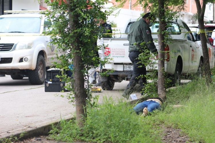 Hallan a jovencita asesinada a balazos a un lado del panteón de La Lima, en Culiacán