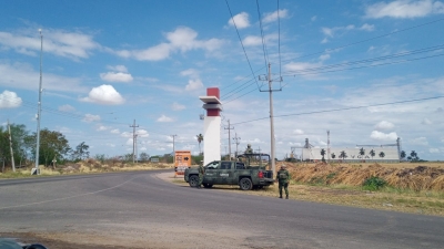 Con narcobloqueos y disparos amanece Navolato