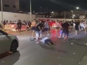 Aficionados de Rayados de Monterrey agreden a param&eacute;dicos despu&eacute;s de partido contra Cruz Azul