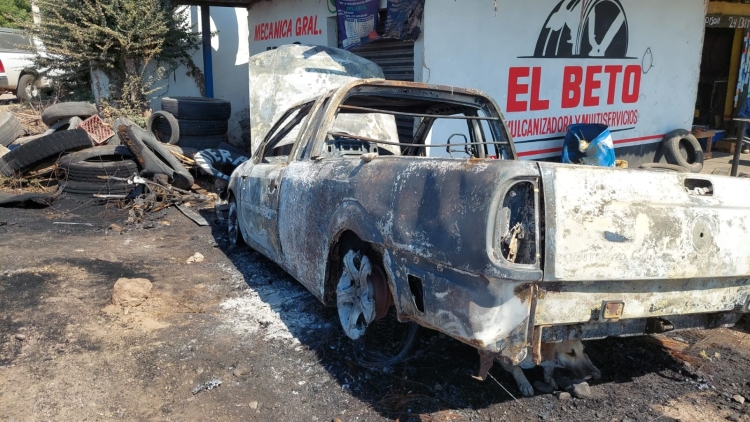 Balean e incendian una camioneta de un taller mecánico en el ejido Canan