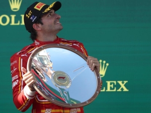 Carlos Sainz vuelve a la F1 y conquista el GP de Australia; 'Checo' queda en quinta posición y Verstappen abandona la carrera