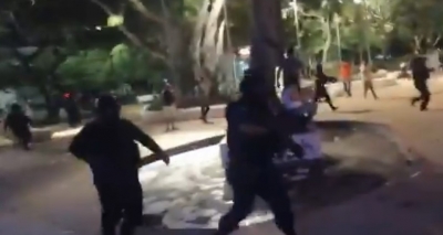 Policías de Cancún reprimen protesta feminista a balazos