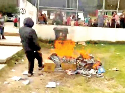 Queman libros de texto gratuitos en Chiapas; amagan con m&aacute;s incineraciones