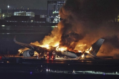 Avión de Japan Airlines choca contra aeronave militar y se incendia en Aeropuerto de Tokio: hay 5 muertos