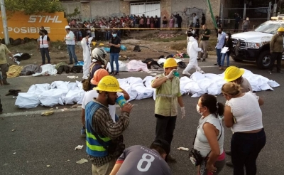 M&aacute;s de 50 migrantes mueren en volcadura de tr&aacute;iler en Tuxtla Gutierrez