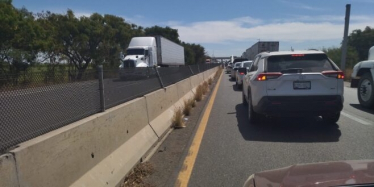 Transportistas se manifiestan en Las Brisas; alentan el tráfico carretero
