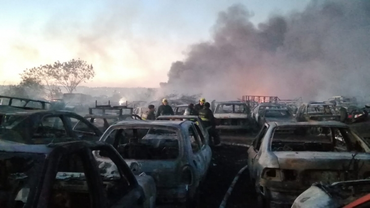 Incendio en pensión de la FGE deja consumidos decenas de autos