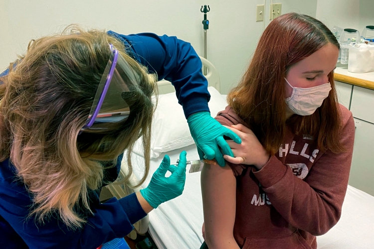Vacuna de Pfizer da protección completa a largo plazo en adolescentes: estudio