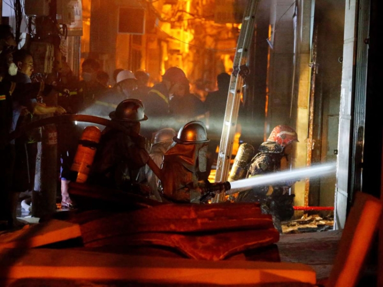 Mueren 56 personas en incendio de edificio habitacional en Vietnam