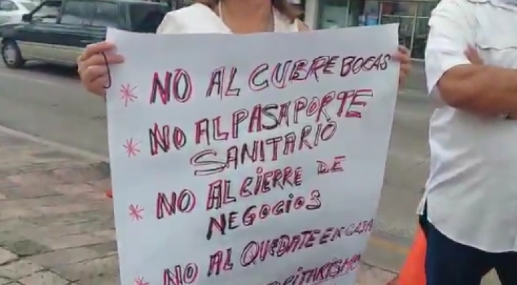Antivacunas se manifiestan contra el Certificado de Vacunaci&oacute;n