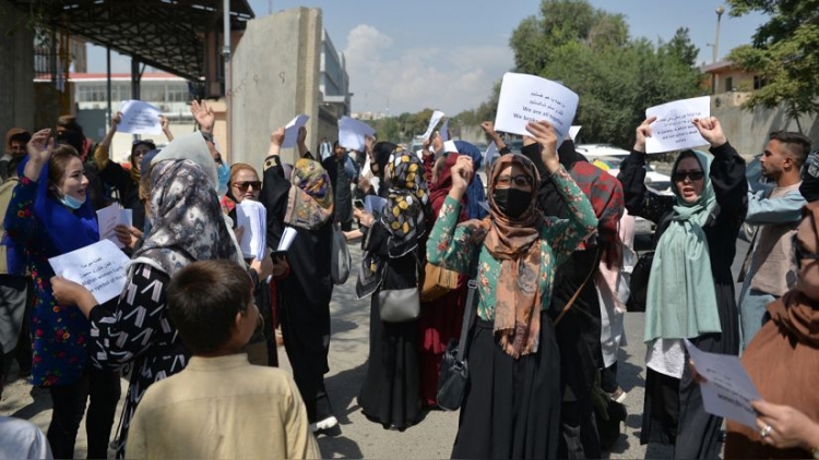 Talibanes dispersan con balazos al aire protestas en Kabul