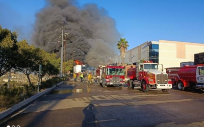 Este domingo concluirán la contención del fuego en incendio de fabricas de Tijuana