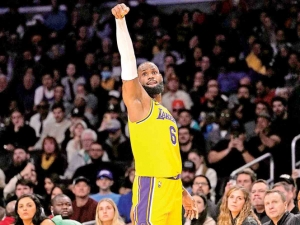 LeBron James tambi&eacute;n hace magia y desplaza a "Magic" Johnson en asistencias de la NBA