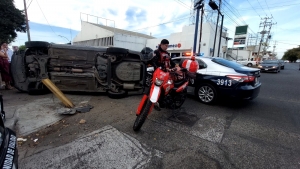 Una mujer y un hombre resultaron ilesos de volcadura ocurrida en el sector Centro