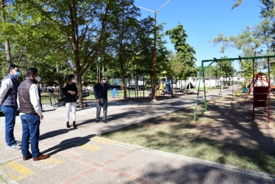 Alcaldesa Pier Angely Camacho supervis&oacute; el trabajo de alumbrado en el parque "Judith Gaxiola"