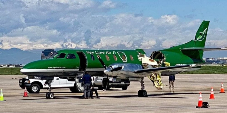 Chocan dos avionetas en pleno vuelo en Colorado; ocupantes logran salir vivos