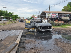 Con pérdida total se incendia una camioneta en la sindicatura de Aguaruto, Culiacán