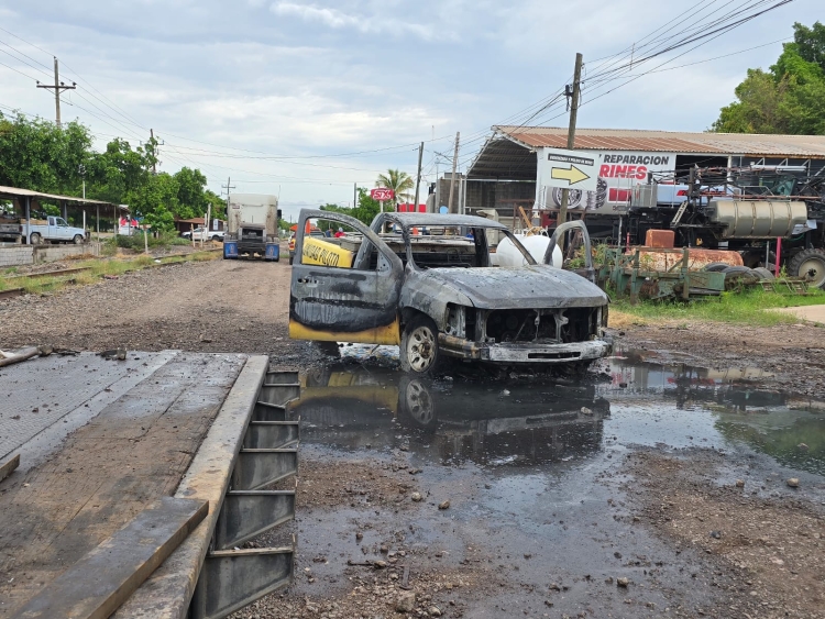 Con p&eacute;rdida total se incendia una camioneta en la sindicatura de Aguaruto, Culiac&aacute;n