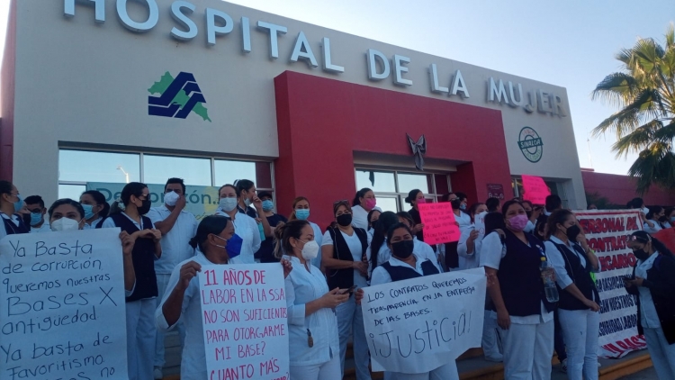 Se manifiestan trabajadores del Hospital de la Mujer; exigen basificación