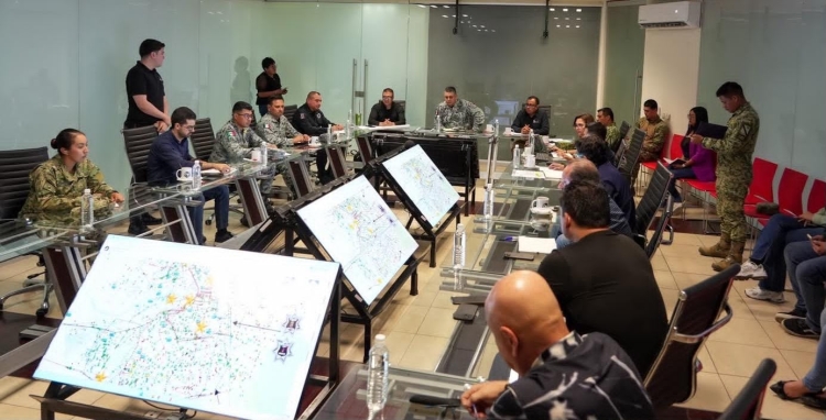 Analiza estrategia para reforzar seguridad en escuelas, centros comerciales y rutas de transporte