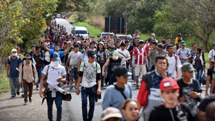 Caravana de Migrantes intenta entrar al país por la fuerza en la frontera de México y Guatemala
