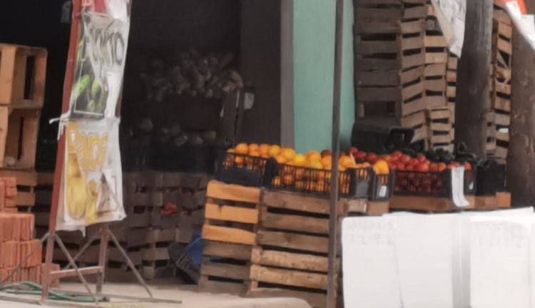 El cuerpo del joven asesinado quedo en la banquete de una fruteria en la colonia Adolfo López Mateos