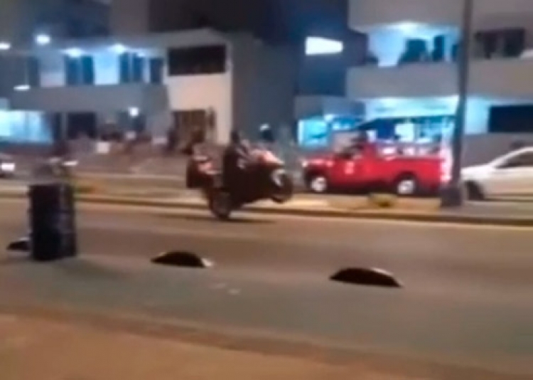 Repara la moto, cae la mujer copiloto y… en Mazatlán