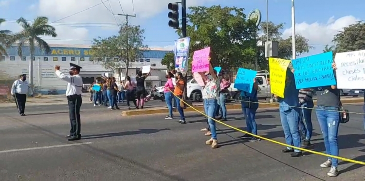 ¡Quieren luz! Padres de familia del kínder Izaguirre Rojo bloquean el bulevar Zapata