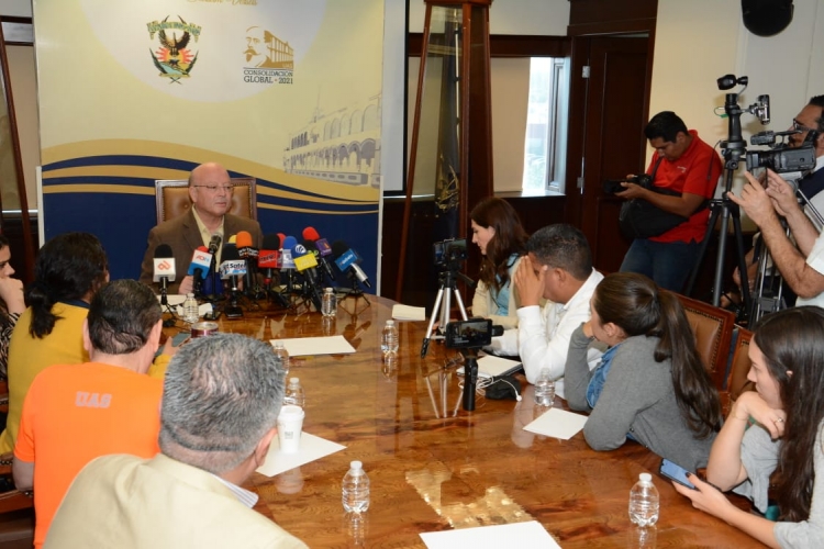 Reciben universitarios el pago de la quincena hoy a las 2 de la tarde