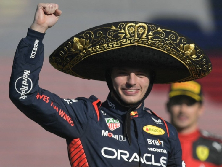 Verstappen gana el GP de M&eacute;xico y consigue tricampeonato en el pa&iacute;s; 'Checo' P&eacute;rez choca su auto y abandona la carrera