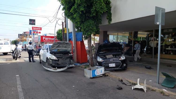 Muere en el hospital uno de los tres adolescentes atropellados afuera de tienda departamental, en Culiacán