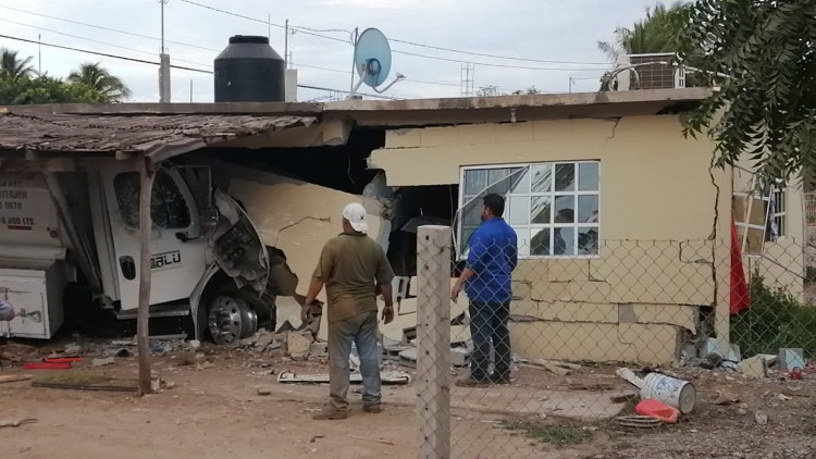 Pipa sale de la carretera y derrumba una casa en la sindicatura de Eldorado