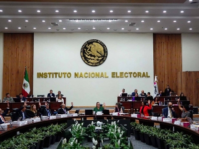 INE hace llamado serio a X&oacute;chitl G&aacute;lvez y ordena a Claudia Sheinbaum suspender gira