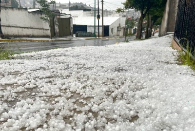 Fuerte granizada inunda Toluca; habr&aacute; descargas el&eacute;ctricas intensas este fin de semana