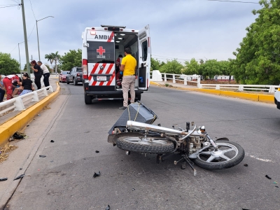 Motociclista result&oacute; herido al impactarse contra autom&oacute;vil en la avenida Federalismo