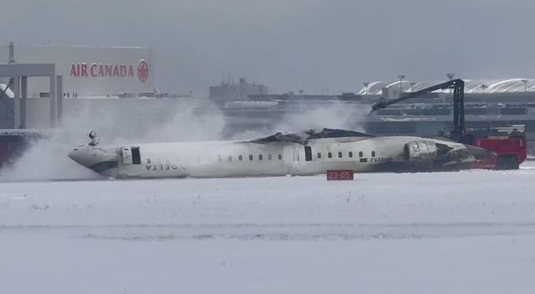 Avi&oacute;n se estrella y se vuelca sobre la nieve, en la pista de aterrizaje del Aeropuerto Pearson de Toronto; hay heridos en estado cr&iacute;tico
