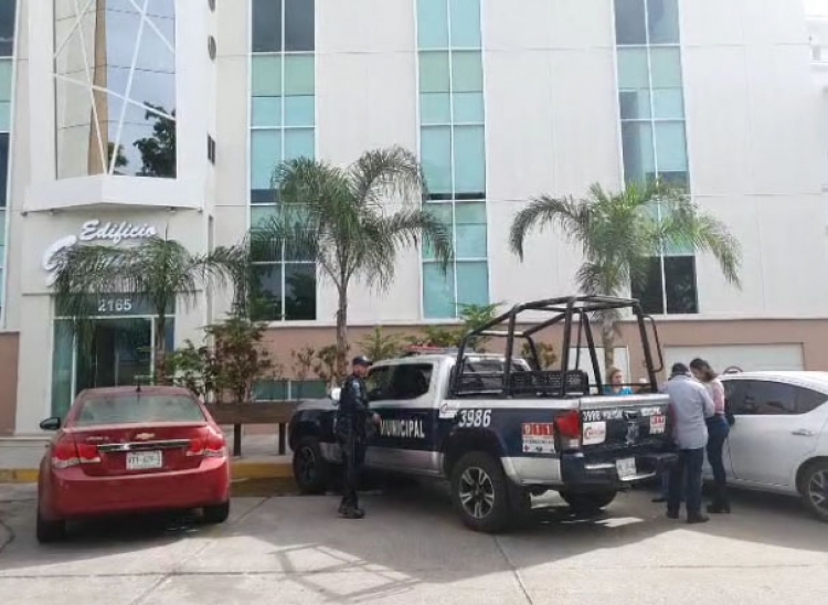 Rescatan a una adolescente de 15 a&ntilde;os que intent&oacute; lanzarse de cuarto piso, en Culiac&aacute;n