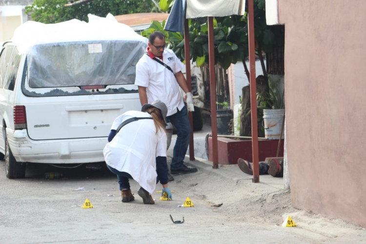 Asesinan a balazos a un hombre afuera de su casa en la 5 de mayo