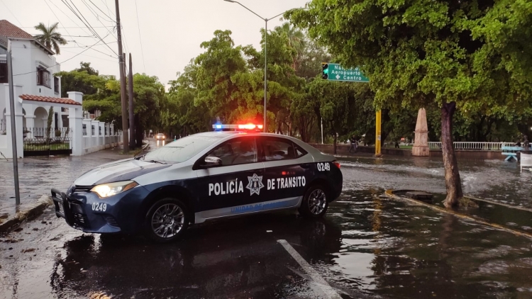 La Direcci&oacute;n de Tr&aacute;nsito cierra la circulaci&oacute;n por incremento de agua de lluvia