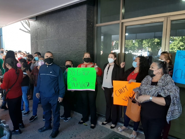 Seguidores de Chuy Valdés protestan en el PRI; no quieren de candidato a Zamora
