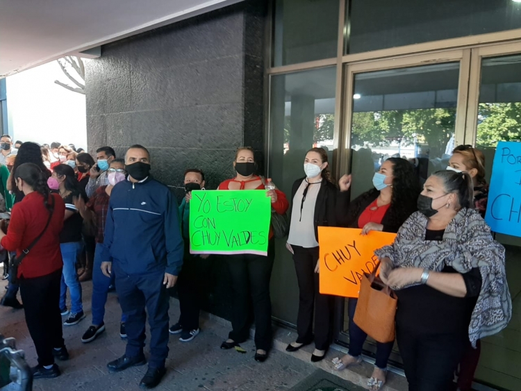 Seguidores de Chuy Vald&eacute;s protestan en el PRI; no quieren de candidato a Zamora