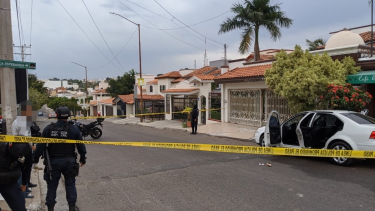 Robacarros resulta herido al intentar despojar el vehículo a escolta de rector, en Culiacán