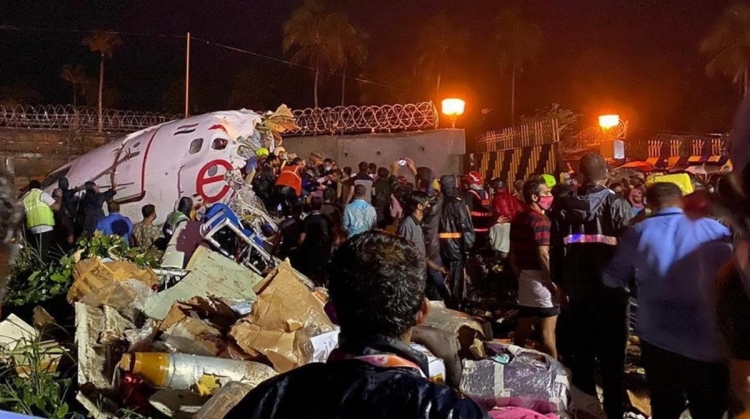 Avión se estrella en el sur de la India y mueren 14 personas