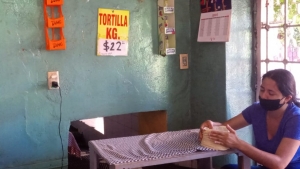 Ciudadanos lamentan aumento de la tortilla a 22 pesos por kilo