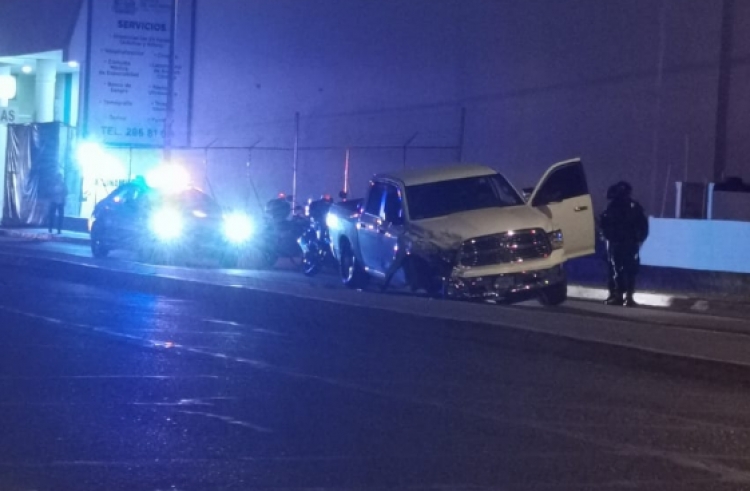 Conductor de una pick-up deja varias unidades chocadas a su paso por la avenida obregón al norte de Culiacán