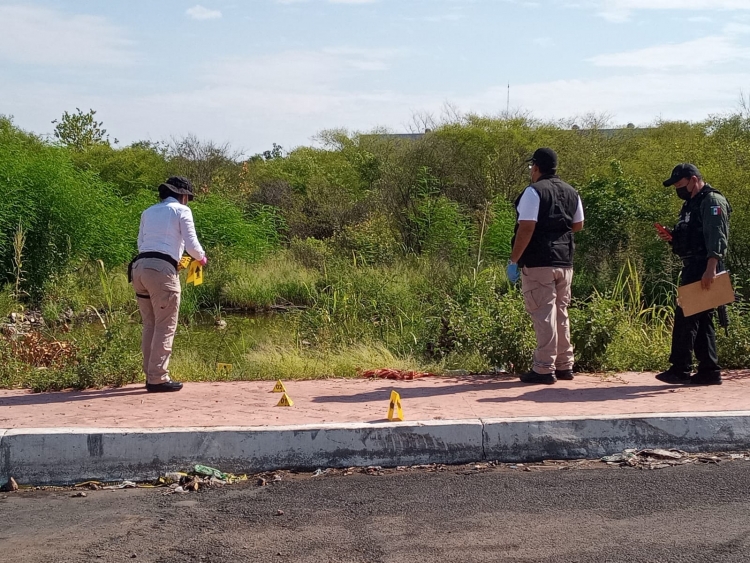 Hallan cadáver de un hombre en estado de descomposición a un lado de La Costerita, en Culiacán