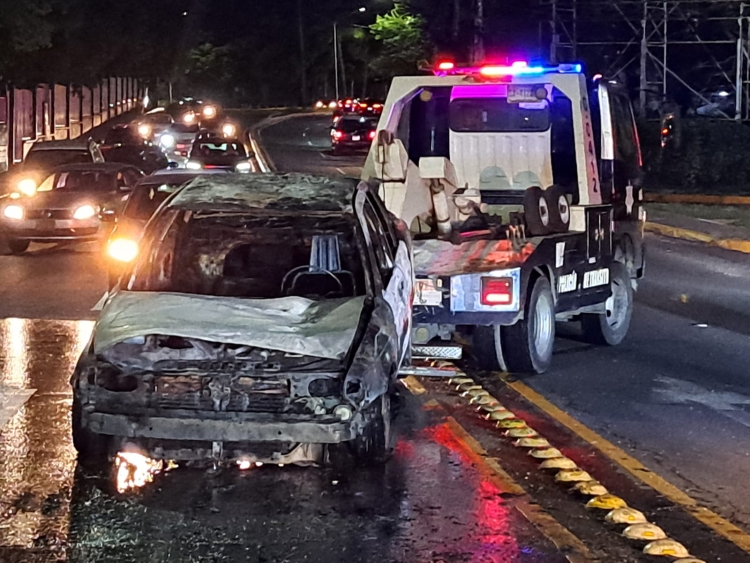 Resulta ileso, conductor de autom&oacute;vil que se quem&oacute; sobre la calzada Las Am&eacute;ricas, en Culiac&aacute;n