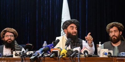 Talibanes declaran fin de guerra y prometen respetar derechos de mujeres