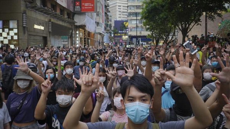 Calles de Honk Kong se cubren de protestantes con la entrada en vigor de polémica ley de China