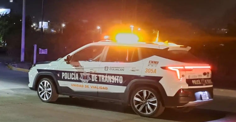 Sujetos en moto despojan de camioneta a mujer, en el estacionamiento de una tienda en Villa Bonita, Culiac&aacute;n
